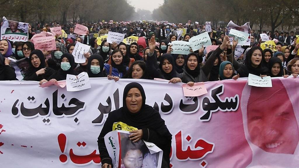 Frauen protestieren in der afghanischen Hauptstadt Kabul gegen die Ermordung ihrer schiitischen Glaubensbrüder von der Minderheit der Hasara.