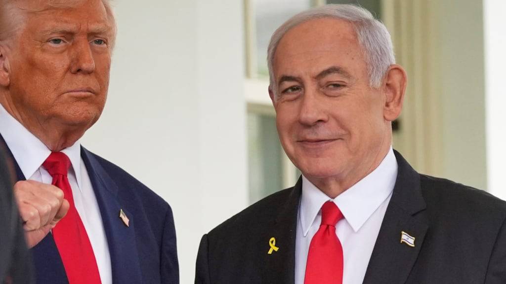 ARCHIV - US-Präsident Donald Trump und Israels Ministerpräsident Benjamin Netanjahu im April 2025 im Weißen Haus. Foto: Evan Vucci/AP/dpa/Archivbild