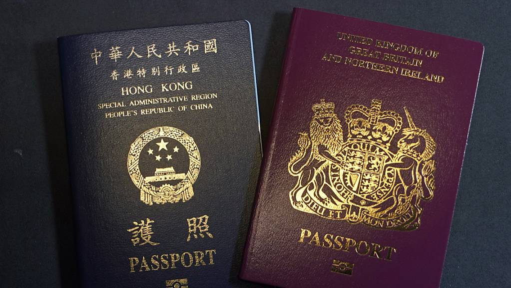 Ein British National Overseas Pass (r, BNO) und ein Hongkong Special Administrative Region of the People's Republic of China Passport sind abgebildet. Foto: Kin Cheung/AP/dpa
