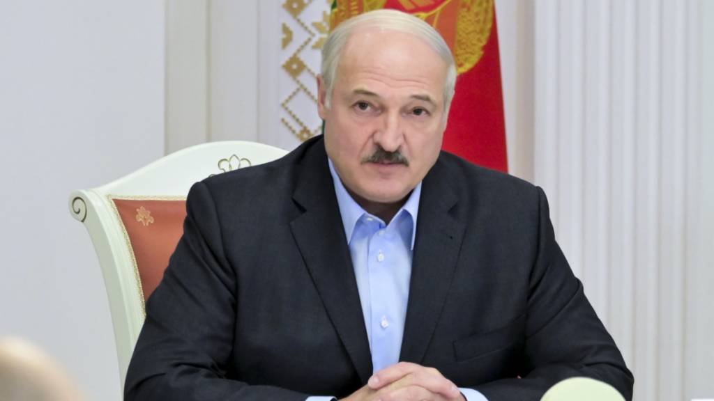 Alexander Lukaschenko, Präsident von Belarus, nimmt während der andauernden Proteste der Demokratiebewegung an einem Treffen mit dem nationalen Sicherheitsrat teil. Foto: Andrei Stasevich/BelTA/AP/dpa