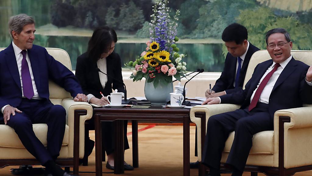 Treffen in Peking: der US-Klimabeauftragte John Kerry und der chinesische Ministerpräsident Li Qiang. Foto: Florence Lo/Reuters Pool via AP/dpa