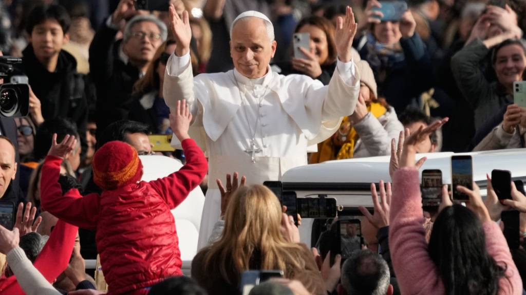 dpatopbilder - Papst Leo XIV. winkt den Gläubigen zu, als er anlässlich der letzten Jubiläumsaudienz auf dem Petersplatz im Vatikan eintrifft. Foto: Gregorio Borgia/AP/dpa