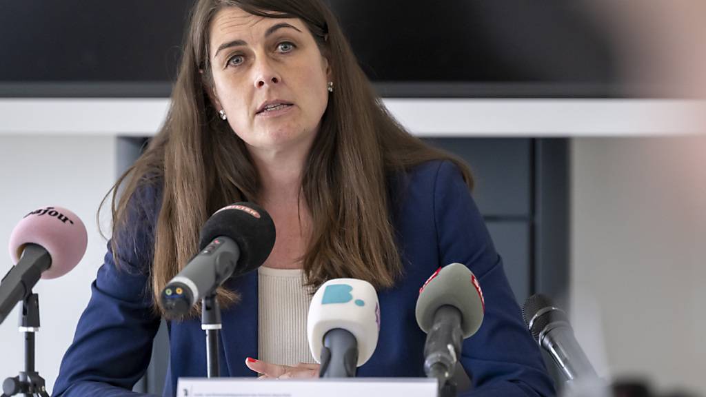 Stephanie Eymann, Vorsteherin des Justiz- und Sicherheitsdepartements Basel-Stadt, informierte über erste Massnahmen zur Verbesserung der Arbeitssituation im Basler Polizeikorps. (Archivbild)