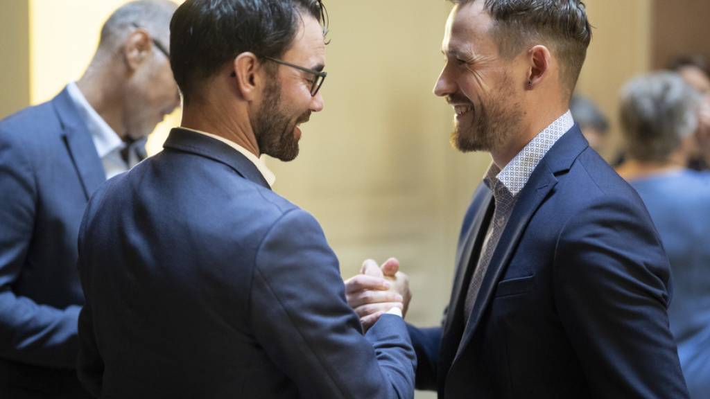 Thomas Tschudi (links), Vize-Präsident der Glarner SVP, gratuliert dem neu gewählten Nationalrat Markus Schnyder (SVP). 123 Männer und 77 Frauen sind am Sonntag in den Nationalrat gewählt worden.