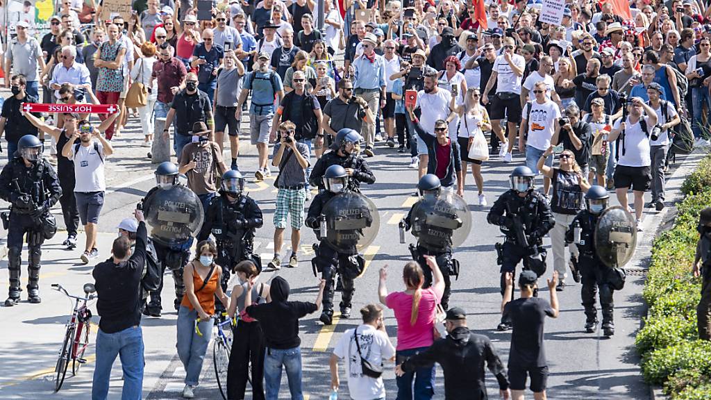 Kritikerinnen und Kritiker der Coronapolitik und Gegendemonstrantinnen und -demonstranten werden am 11. September 2021 in Luzern von der Polizei getrennt. (Archivaufnahme)