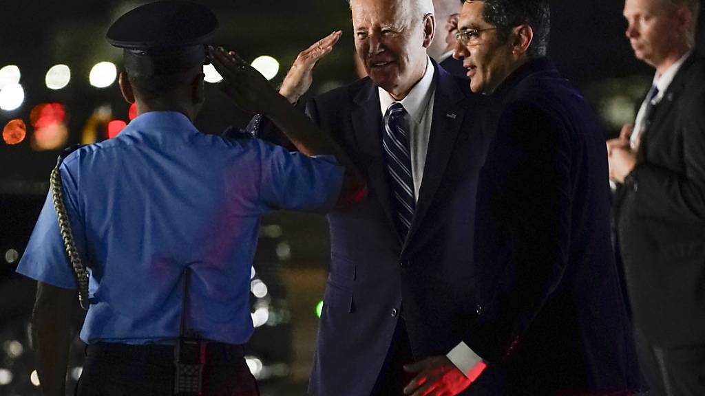 Joe Biden ist am Indira Gandhi International Airport in Neu Dheli angekommen. Die Staats- und Regierungschefs der G20 kommen in der indischen Hauptstadt Neu Delhi zusammen. Foto: Evan Vucci/AP/dpa
