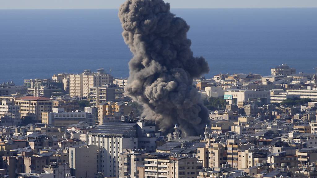 Rauch steigt auf nach einem israelischen Luftangriff. Foto: Hussein Malla/AP/dpa