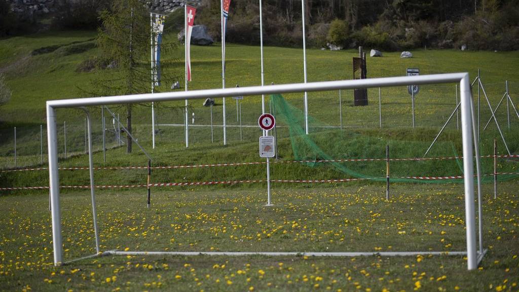 Fussball spielen verboten: Der Platz liegt im Gefahrengebiet. (Bild: Keystone/Gian Ehrenzeller)