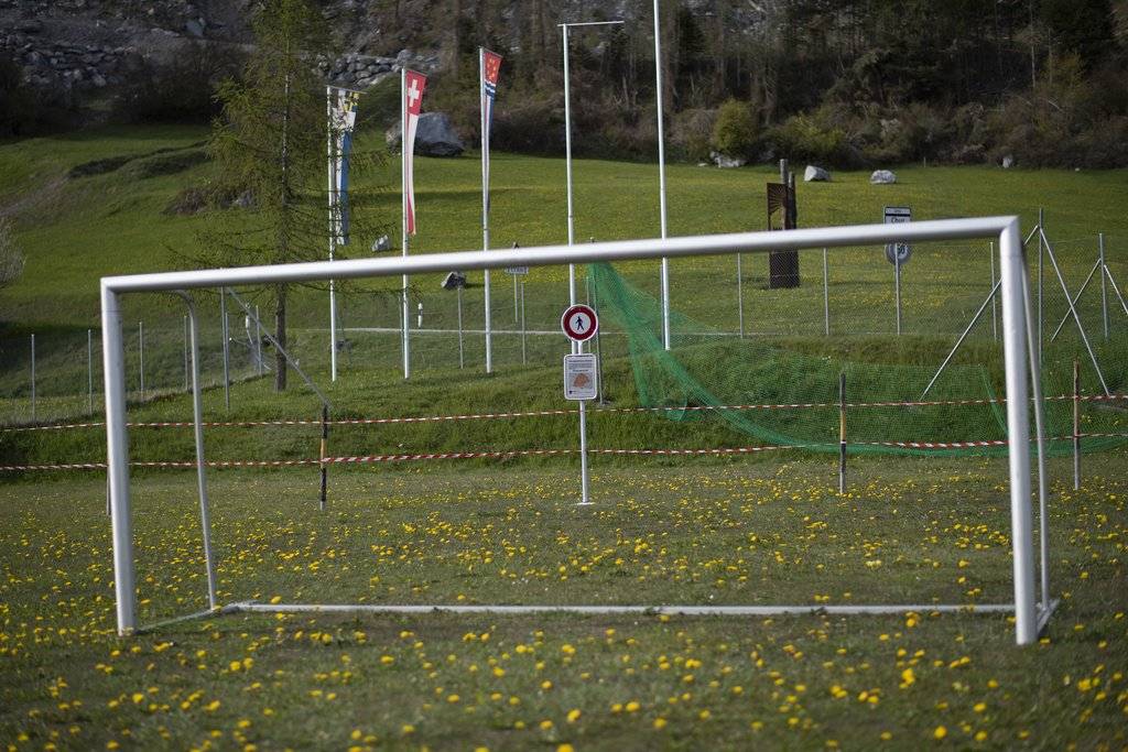 Fussball spielen verboten: Der Platz liegt im Gefahrengebiet. (Bild: Keystone/Gian Ehrenzeller)