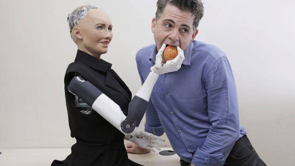 Roboter Sophia neckt ihren Schöpfer David Hanson. Forscher haben gezeigt, dass Deep Learning die in den Daten steckenden diskriminierenden Tendenzen auch ohne menschliches Zutun verstärkt. (Archivbild)