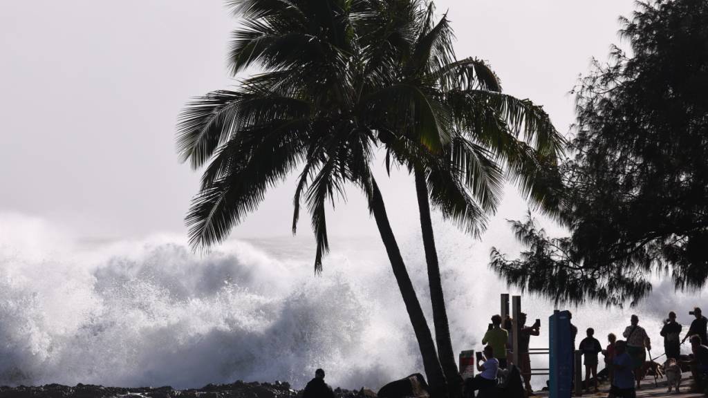 ARCHIV - Große Wellen brechen im März 2025 wegen des tropischen Sturmtiefs «Alfred» bei Snapper Rocks an der Gold Coast. Der Tropensturm «Narelle» hat sich zu einem Zyklon der höchsten Kategorie 5 verstärkt und steuert auf den Bundesstaat Queensland im Nordosten von Australien zu. Foto: Jason O'brien/AAP/dpa