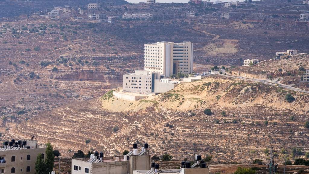 ARCHIV - Von einer Anhöhe aus sind die Häuser von Ramallah (vorne) und von israelischen Siedlern (M) zu sehen. Foto: Soeren Stache/dpa