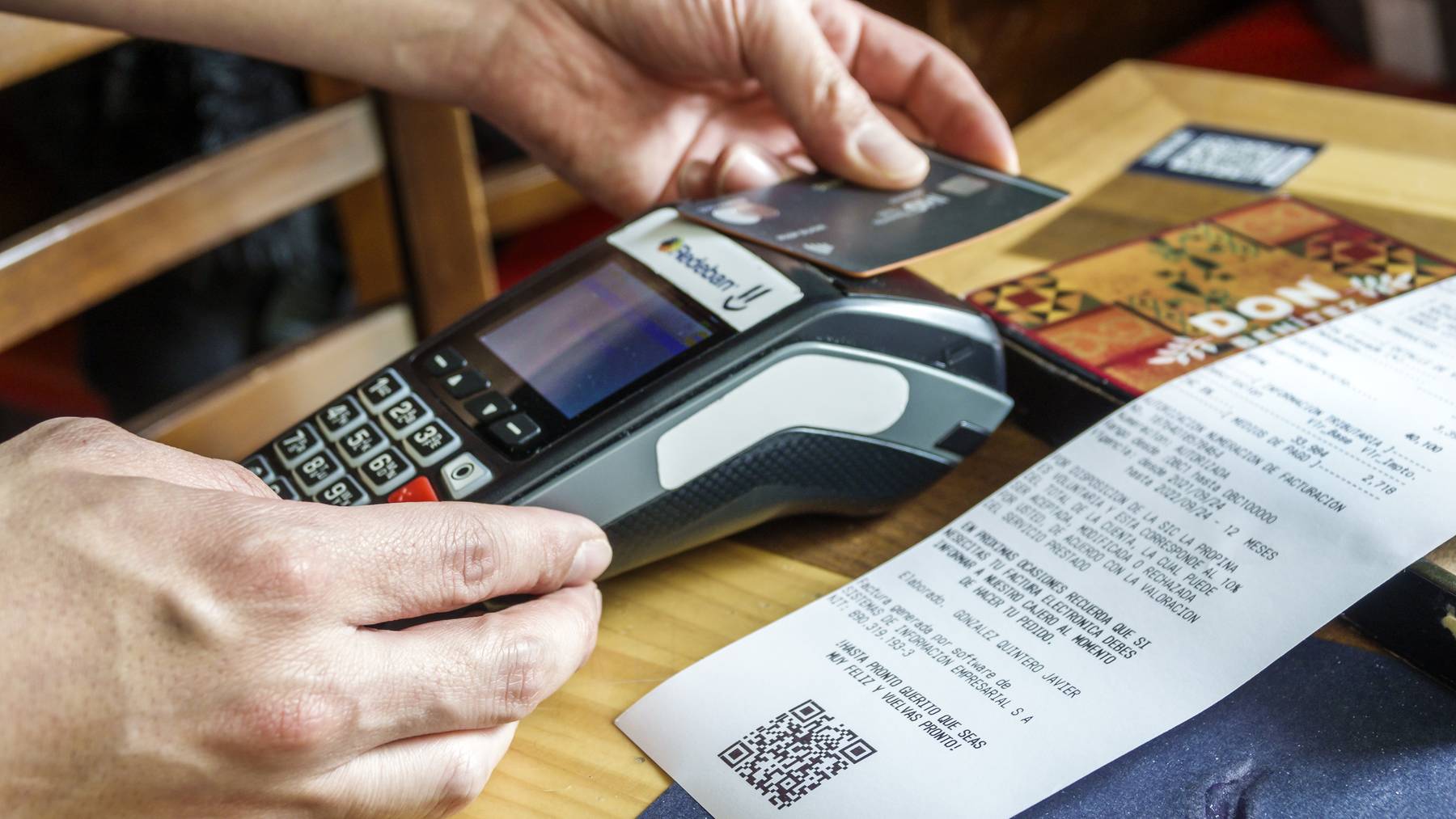 Viele Leute bezahlen auch ohne Zwang bereits lieber mit Kreditkarte.