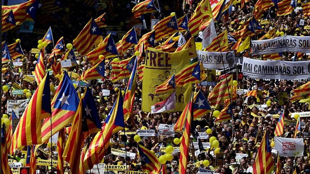 Für die Freilassung katalanischer Separatisten: Über 300'000 Demonstranten bildeten in Barcelona ein Meer in Rot und Gelb.