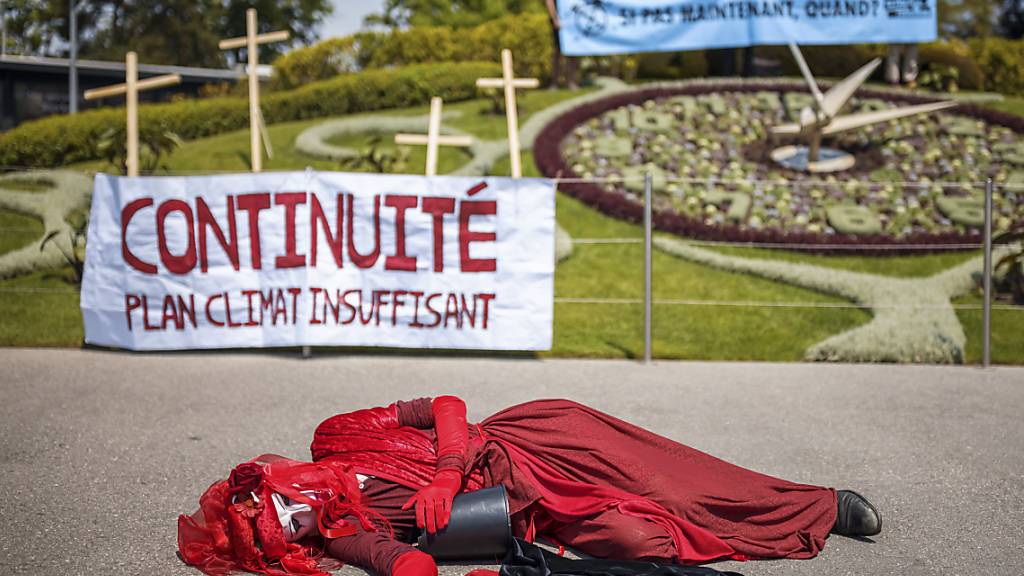 Extinction Rebellion hat am Samstag mit einer symbolischen Aktion in Genf einen radikalen Wandel zugunsten des Klimas gefordert.
