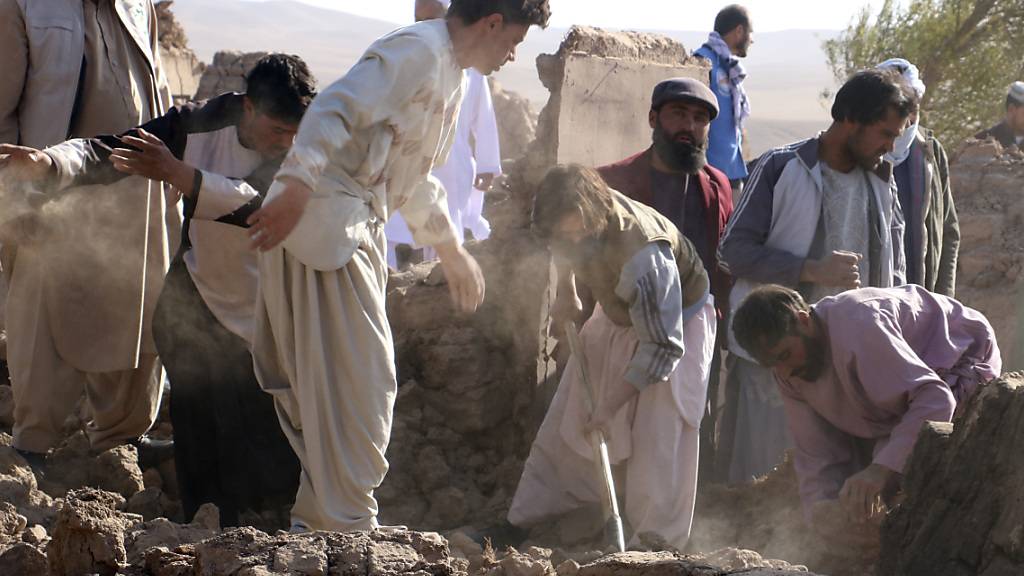 dpatopbilder - Nach mehreren starken Erdbeben in Afghanistan sind nach Einschätzung der Regierung rund 2000 Menschen ums Leben gekommen. Foto: Omid Haqjoo/AP/dpa