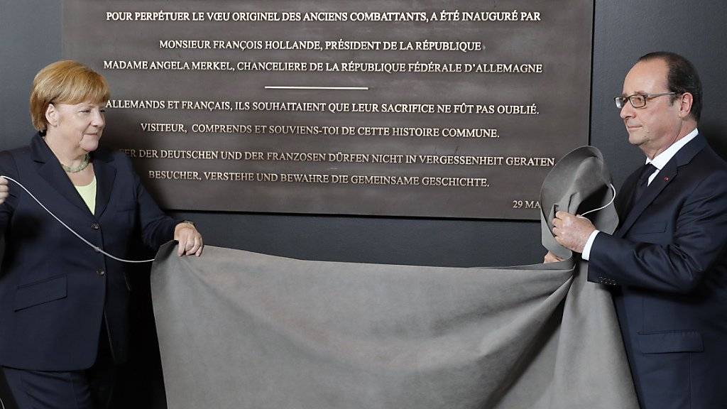 Merkel und Hollande enthüllen Gedenktafel, die erstmals neben den französischen auch auf die getöteten deutschen Soldaten verweist