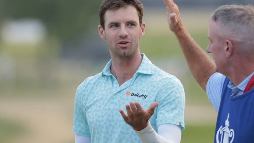 Alex Smalley (links) und sein Caddie klatschen ab