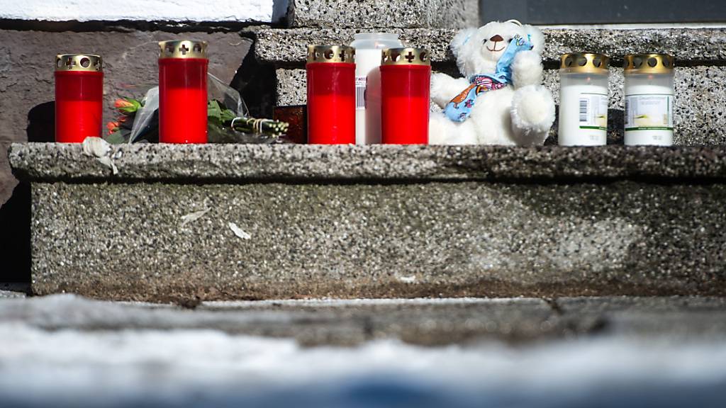 Kerzen und ein Teddybär stehen vor dem Haus an der Elberfelderstraße. Nach einem Brand am gestrigen Abend entdeckte die Feuerwehr fünf Leichen in dem Haus. Foto: Jonas Güttler/dpa