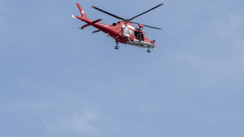 Bei der Bergung des Opfers war auch ein Helikopter der Rega beteiligt. (Symbolbild)