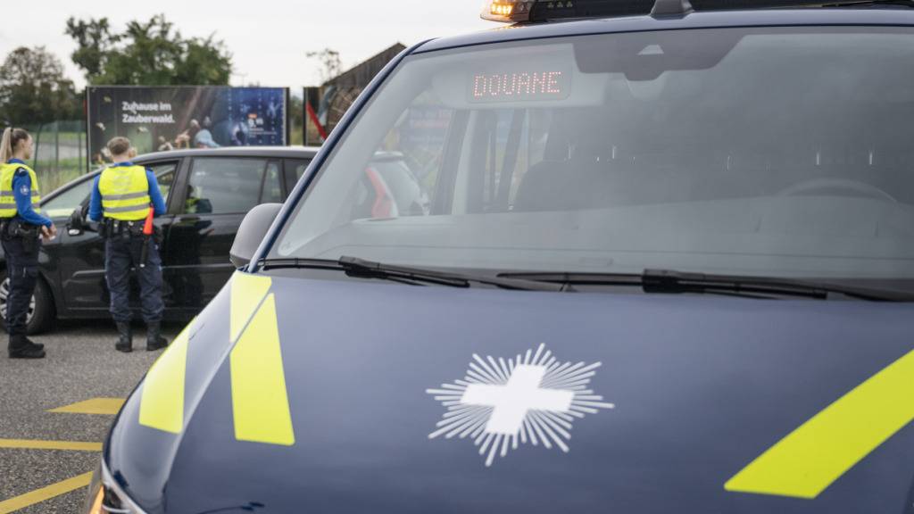 Solche Szenen möchten National- und Ständerat vermehrt sehen: Kontrolle einer mobilen Patrouille des Bundesamts für Zoll und Grenzsicherheit im Oktober 2024 in Basel. (Archivbild)
