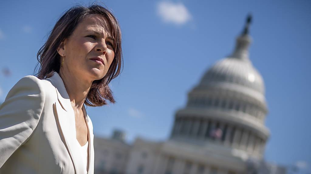 Annalena Baerbock (Bündnis90/Die Grünen), Außenministerin, geht vor dem Kaptiol nach einem bilateralen Treffen mit Minderheitsführer des Senates der USA, McConnell. Foto: Michael Kappeler/dpa