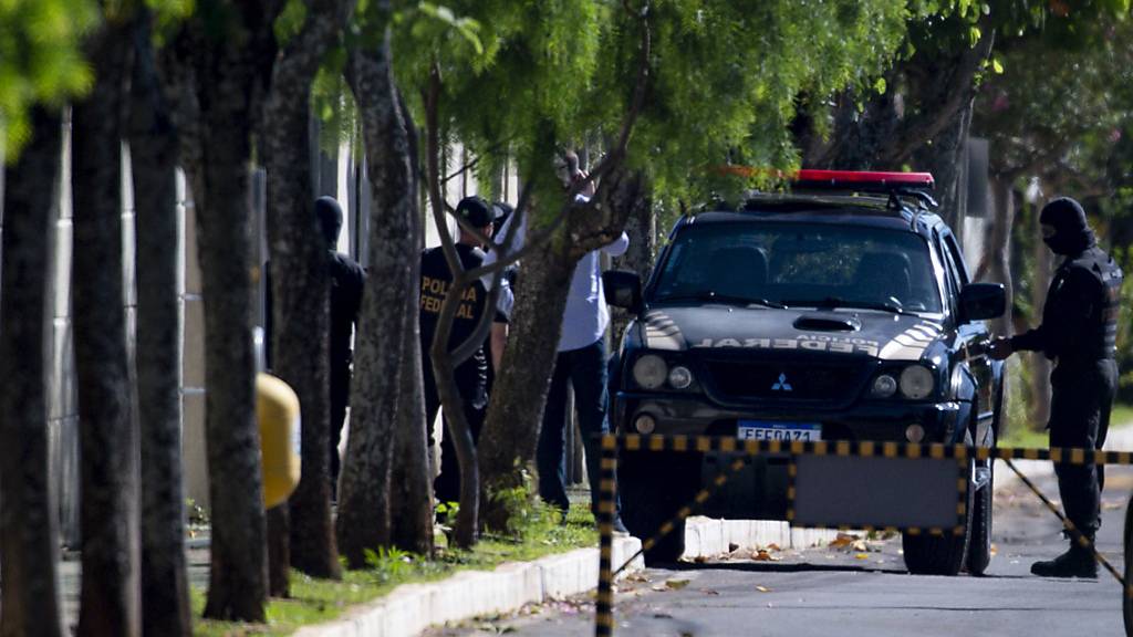 ARCHIV - Polizisten sind während der Hausdurchsuchung bei Brasiliens Ex-Präsident Bolsonaro im Einsatz. Foto: Marcelo Camargo/Agencia Brazil/dpa - ACHTUNG: Nur zur redaktionellen Verwendung und nur mit vollständiger Nennung des vorstehenden Credits