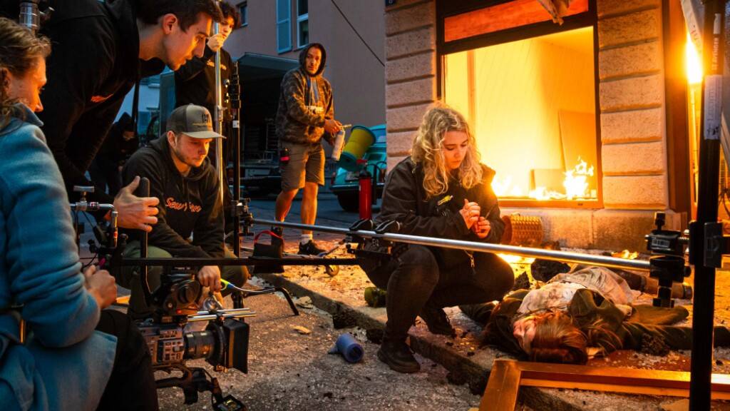 In «Sew Torn» stösst die Näherin Barbara Duggen (Eve Connolly) zufällig auf einen geplatzten Drogendeal. Ihre Entdeckung gipfelt darin, dass ihr Laden explodiert. Die Szene aus der schweizerisch-amerikanischen Produktion wurde in Bad Ragaz an der Badstrasse gedreht.