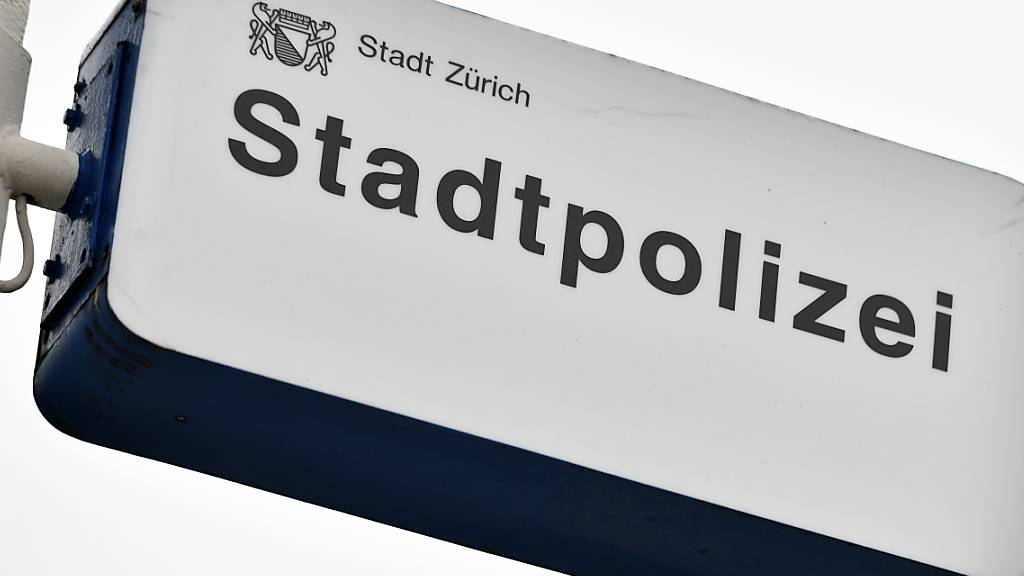 Die Polizei setzte am Samstagabend Gummischrit und Tränengas gegen randalierende YB Fans ein. (Archivbild)