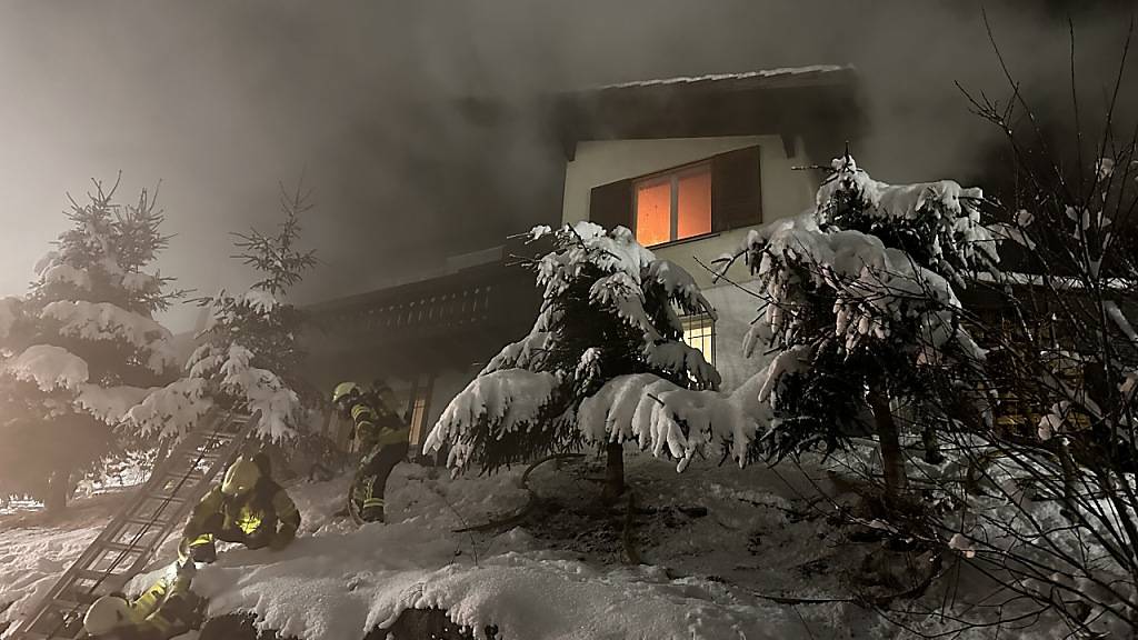 Beim Brand in einem Einfamilienhaus kam es zu einer starken Rauchentwicklung.