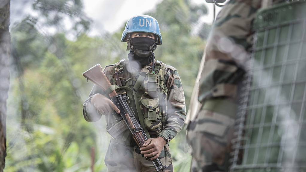 Ein MONUSCO-Blauhelm steht in der Nähe von Kibumba. Im Kongo kommt es immer wieder zu Kämpfen.
