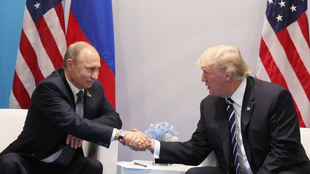 Seit diesem Treffen am Rande des G20-Gipfels in Hamburg kamen Putin (l) und Trump nicht mehr zusammen. (Archiv)