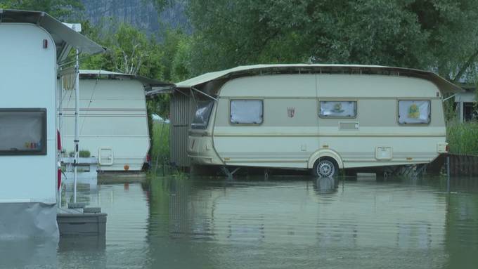 Camper trotzen dem Regen am Lauerzersee