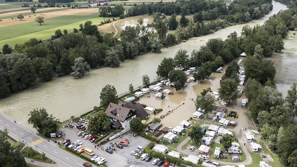 Zelte und Wohnwagen auf dem überschwemmten Campingplatz Reussbrücke am Mittwoch in Ottenbach ZH. (Archivbild)