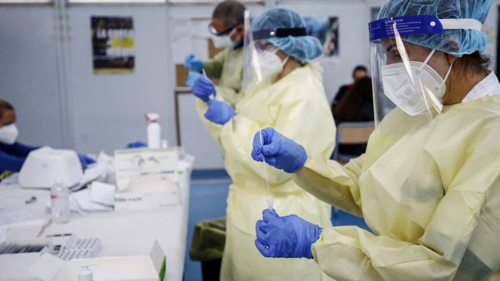 ARCHIV - Medizinisches Personal hält Abstriche für Corona-Tests in der Hand. Foto: Cecilia Fabiano/LaPresse/AP/dpa