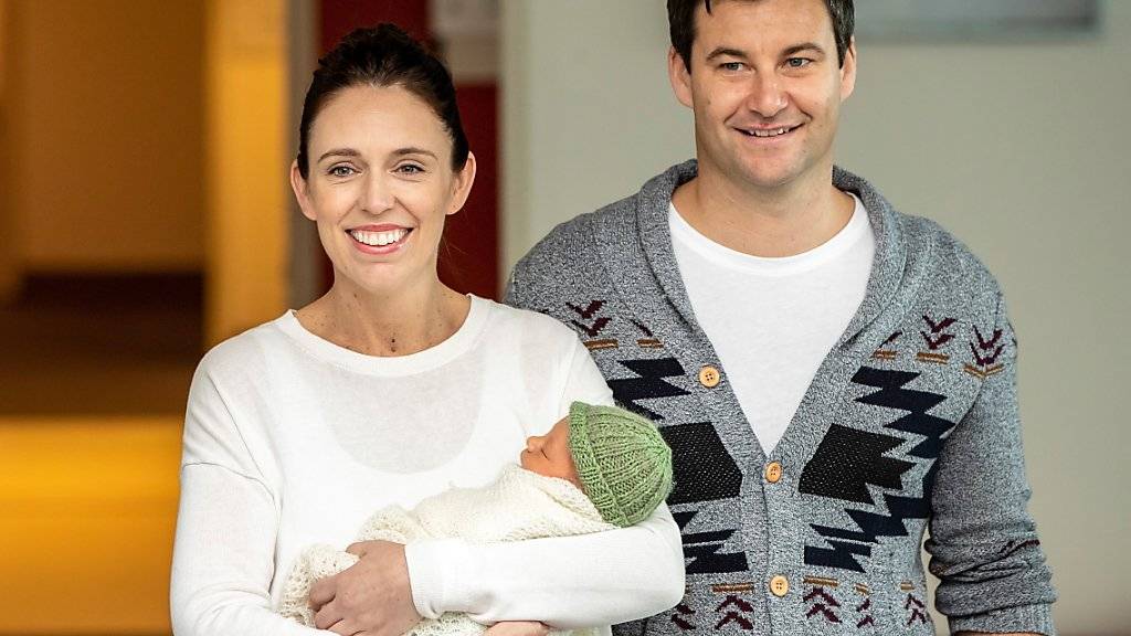 Die neuseeländische Premierministerin Jacinda Ardern zeigt sich am Sonntag mit ihrem neugeborenen Baby sowie ihrem Partner in der Öffentlichkeit.