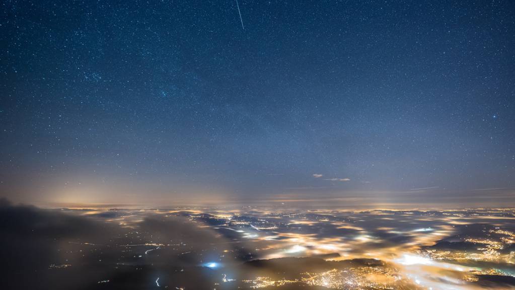 Eine Sternschnuppe aus dem Meteorenschauer der Geminiden in der Nacht auf den 14. Dezember 2015 über dem Pilatus. Dieses Jahr erreicht das Spektakel am selben Datum seinen Höhepunkt (Archivbild).