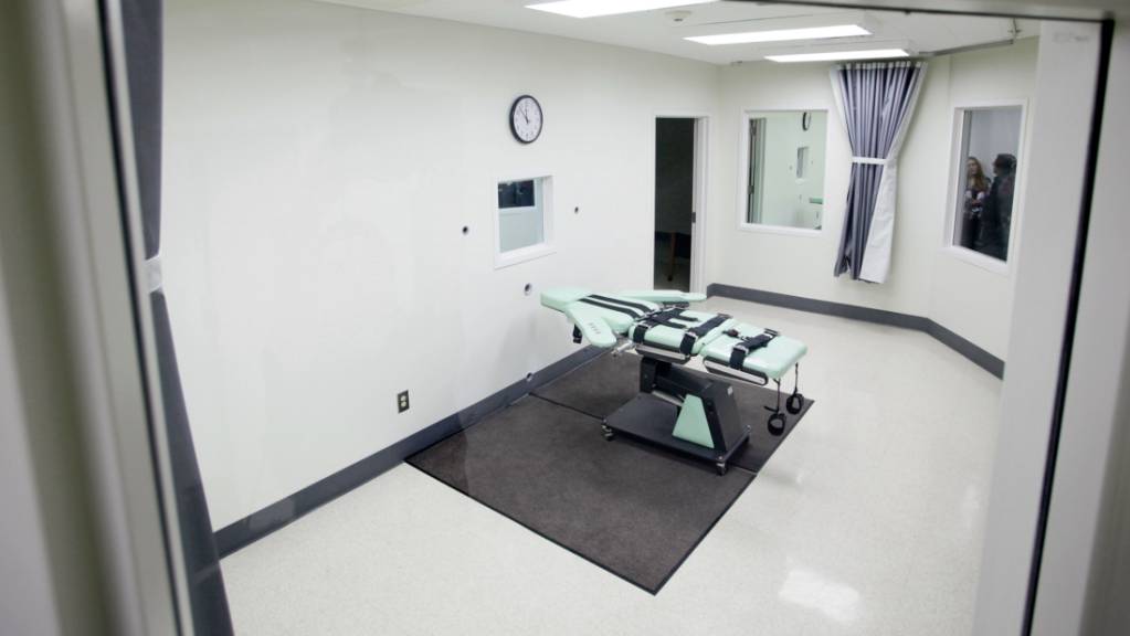 ARCHIV - Blick in die Hinrichtungskammer des San Quentin Gefängnis, in der mit Injektion Urteile vollstreckt werden. Foto: Eric Risberg/AP/dpa