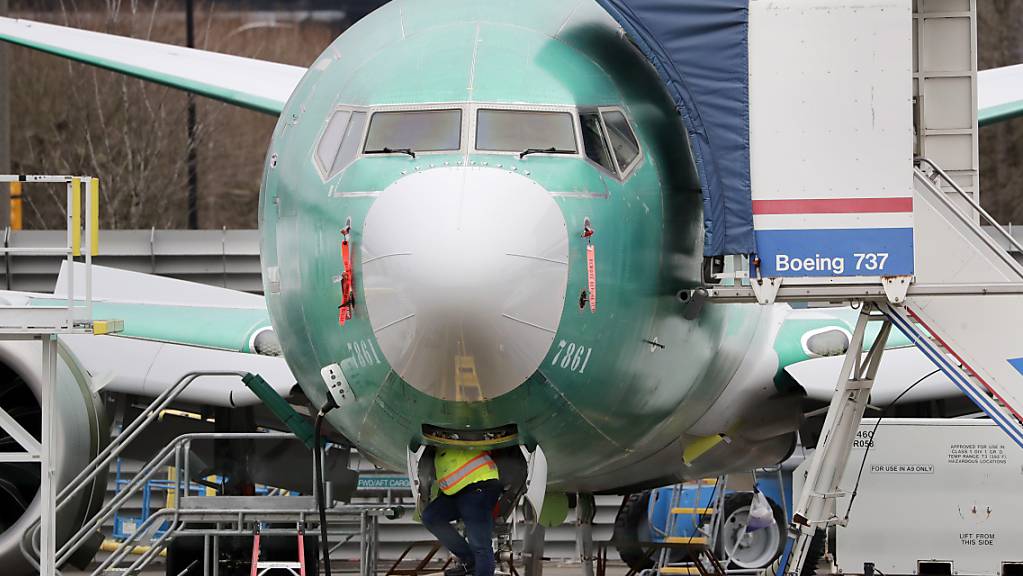 Der Flugzeugbauer Boeing will mit Gehaltskürzungen bei den Chef, der Streichung von Dividenden und Aktienrückkäufen den Weg für Staatshilfe ebnen. (Symbolbild)