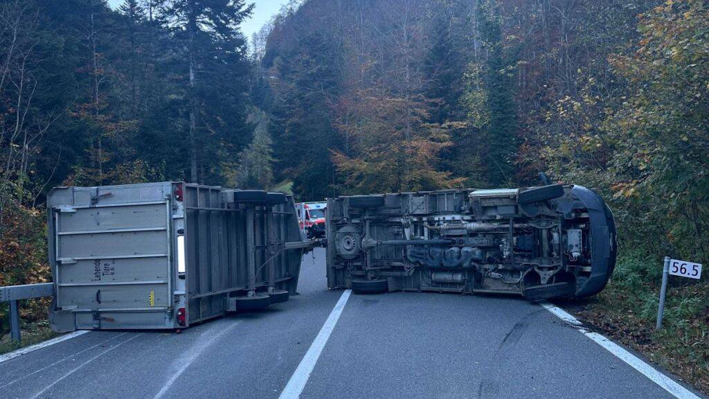 Viehtransporter kippt auf Brünigpassstrasse auf die Seite