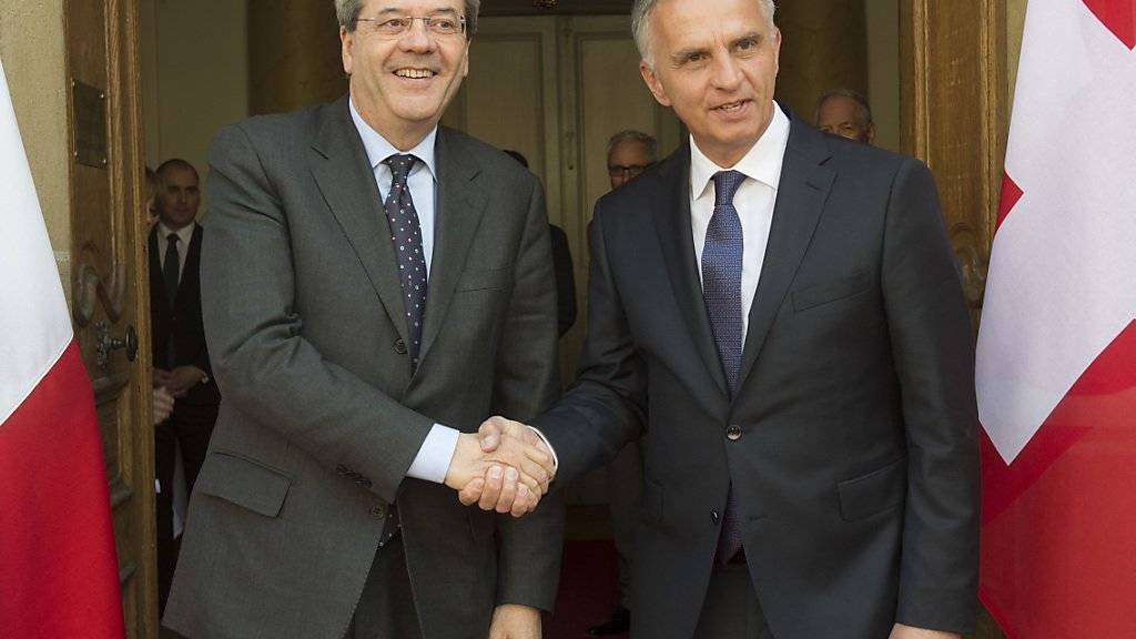 Italiens Aussenminister Paolo Gentiloni (l.) besuchte Bundesrat Didier Burkhalter in Neuenburg.