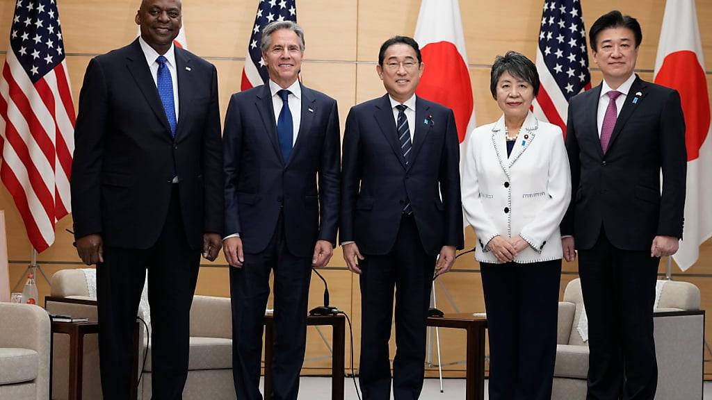 Der japanische Premierminister Fumio Kishida (M) posiert für ein Foto mit US-Verteidigungsminister Lloyd Austin (l-r), Außenminister Antony Blinken, der japanischen Außenministerin Yoko Kamikawa und Verteidigungsminister Minoru Kihara bei einem Treffen im Büro des Premierministers. Foto: Shuji Kajiyama/AP Pool/AP/dpa