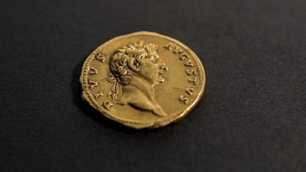 Die 107 nach Christus in Rom geprägte Münze zeigt den knapp hundert Jahre zuvor verstorbenen Kaiser Augustus.