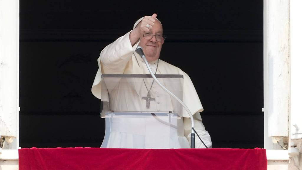 Papst Franziskus erteilt seinen Segen, während er das Angelus-Mittagsgebet aus dem Fenster seines Studios spricht. Foto: Andrew Medichini/AP/dpa