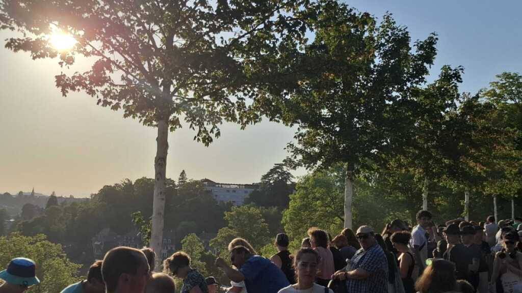 Schaulustige erwarten an zahlreichen Orten die Sonnenfinsternis