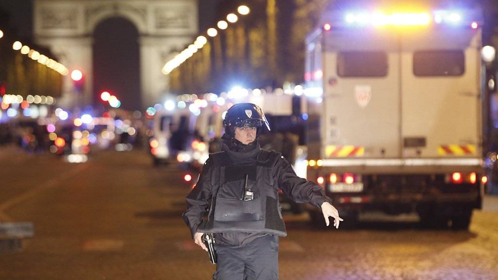 Polizei und Sicherheitskräfte sperren die Champs-Elysées im Zentrum von Paris ab.