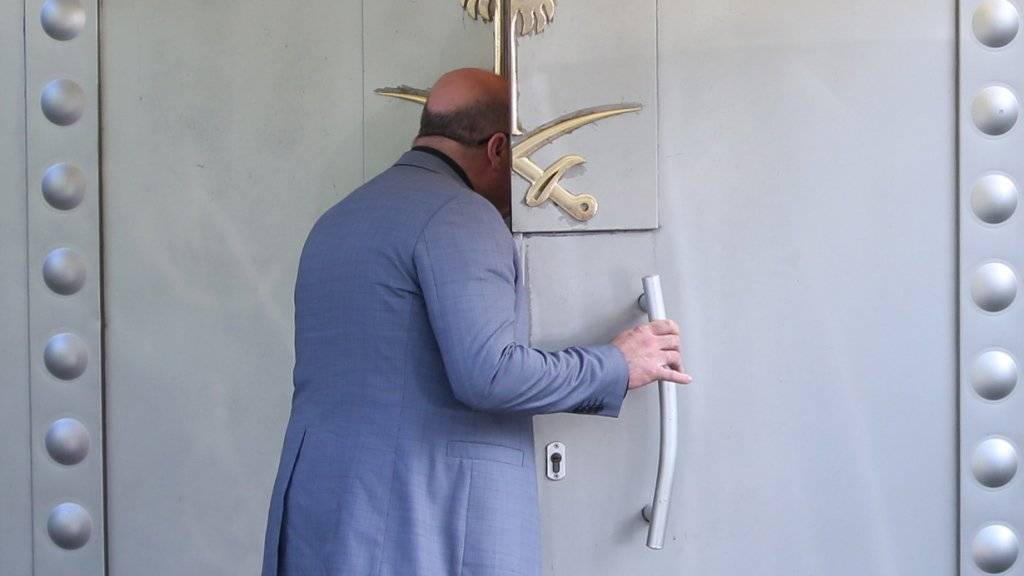 Ein saudiarabischer Offizieller öffnet die Türe des saudischen Konsulats in Istanbul. Dort wurde der regierungskritische Journalist Jamal Khashoggi Anfang Oktober ermordet. (Archivbild)