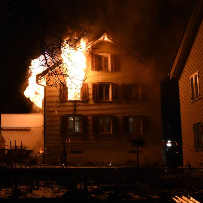 Brand zerstört Einfamilienhaus in der Nacht