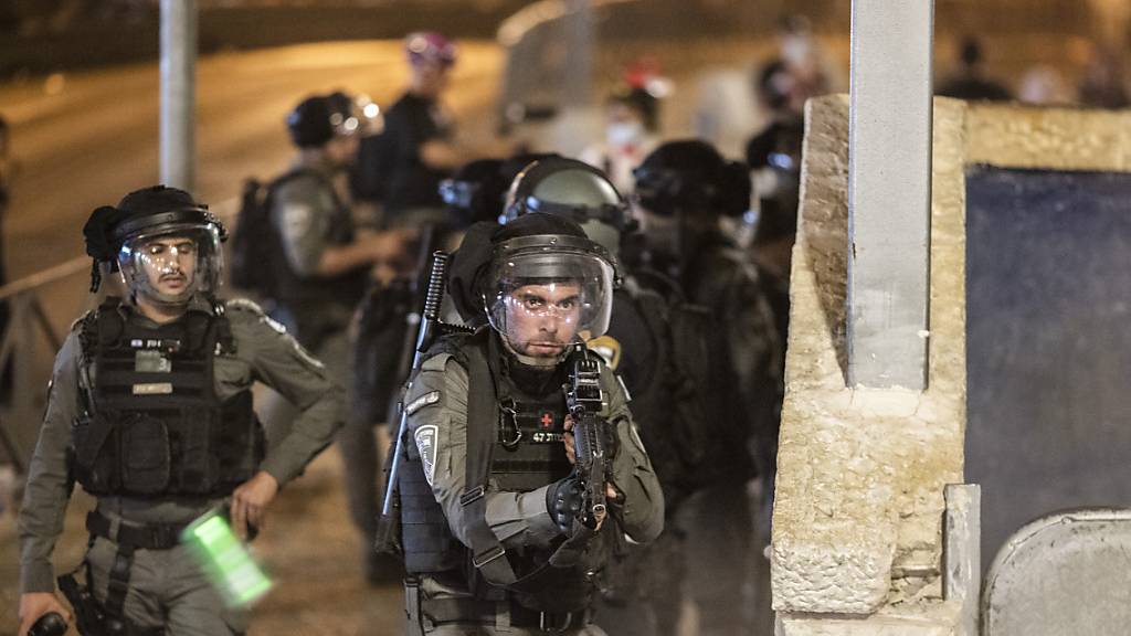 Israelische Sicherheitskräfte während Zusammenstössen mit Demonstranten in Jerusalems Altstadt.