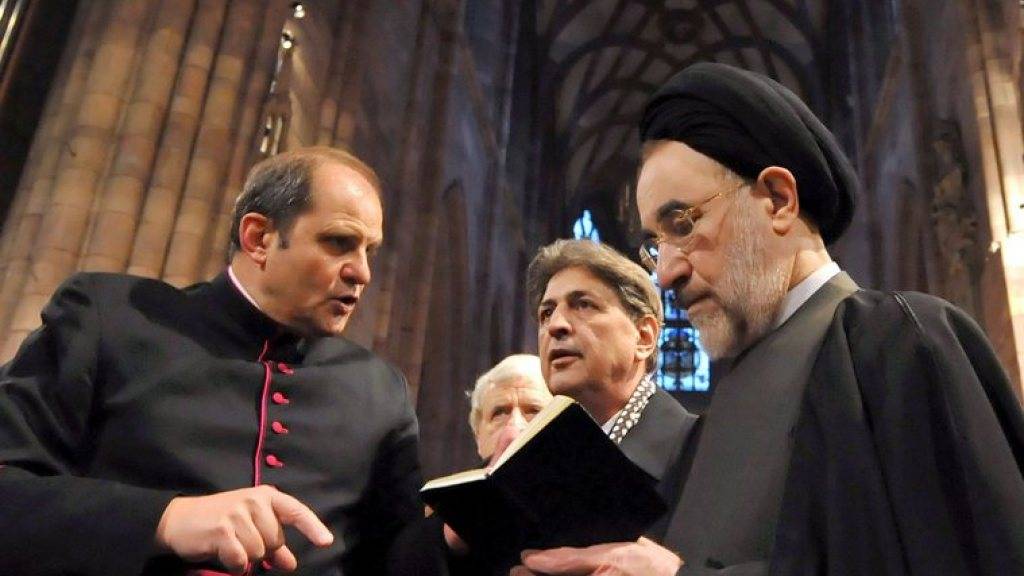 Was für ein Theater, finden die einen, richterlicher Befehl, sagen die anderen: So oder so darf der ehemalige iranische Reformpräsident Mohammed Chatami (rechts) fortan nicht mehr ins Theater gehen. (Archivbild)